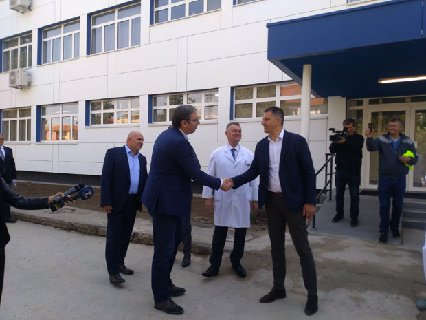 Вучић у Лозници отворио обновљени део болнице: Ако привреда крене, до краја године следи ПОВЕЋАЊЕ плата за здравствене раднике (ФОТО)